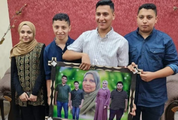 أربعة توائم يتحضرون للجامعة بعد عام من فقدان والدتهم
