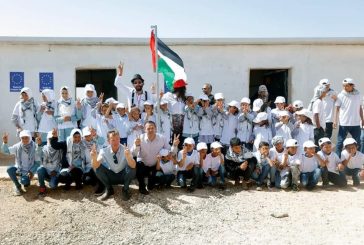 رام الله-رام الله: ممثل الاتحاد الأوروبي يزور مدرسة رأس التين المهددة بالهدم ويزرع أشجارا حرجية فيها