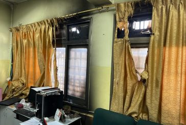 نابلس : مستوطنون يعتدون على مدرسة في عوريف ويحرقون غرفة فيها