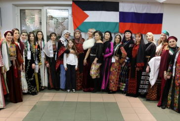عرض للأثواب الفلسطينية في روسيا لمناسبة يوم التضامن مع شعبنا