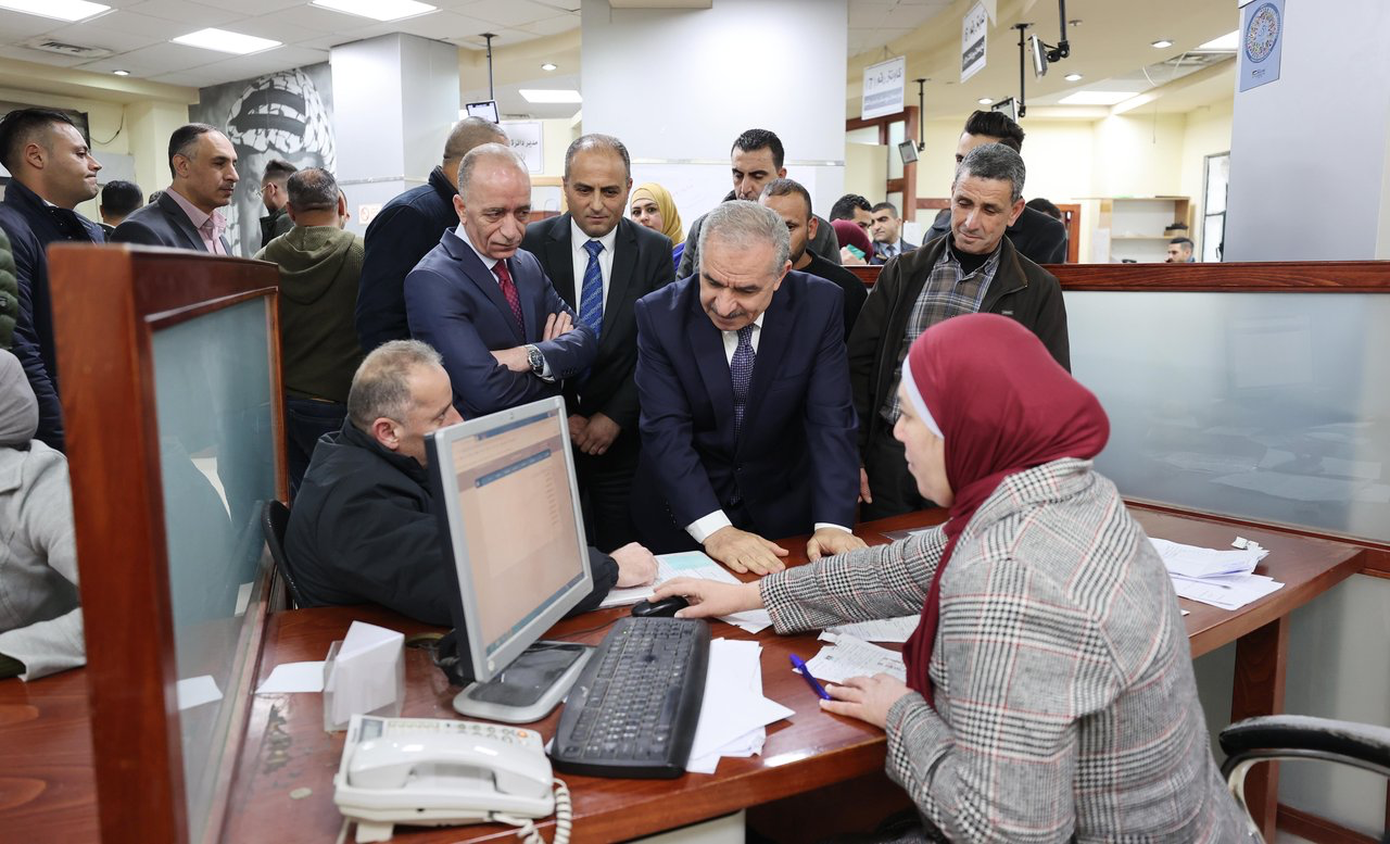 رئيس الوزراء: لسلطة الأراضي دور كبير في الحفاظ على الأرض الفلسطينية ومواجهة الحرب الإسرائيلية عليها