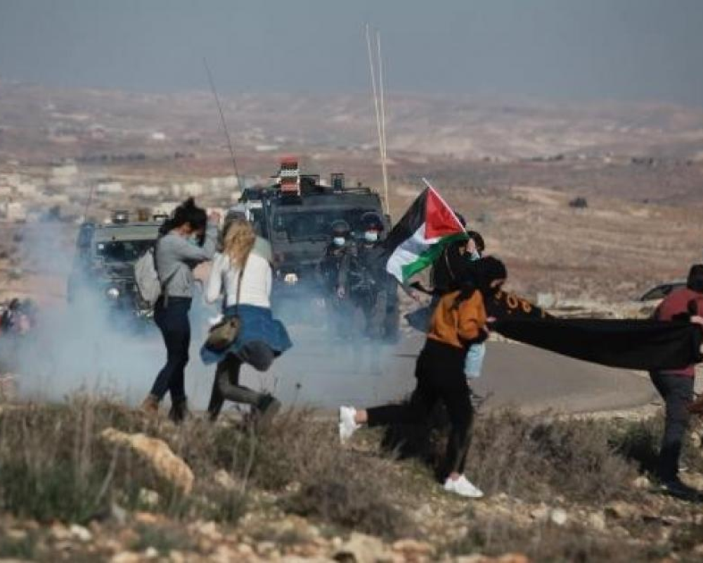الخليل-إصابات بالاختناق خلال قمع الاحتلال مسيرة ضد الاستيطان بمسافر يطا بالخليل