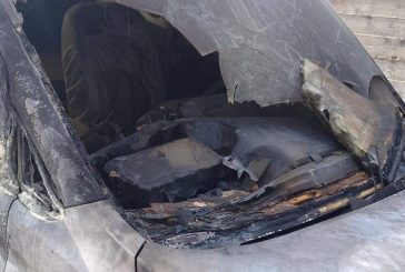 مستوطنون يحرقون مركبتين ويخطون شعارات عنصرية في سنجل