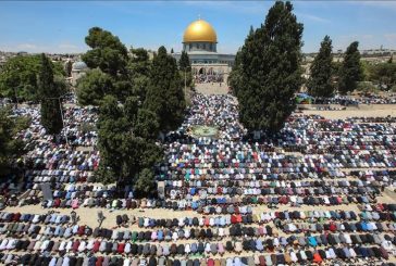 القدس-60 ألفا يؤدون صلاة الجمعة في المسجد الأقصى