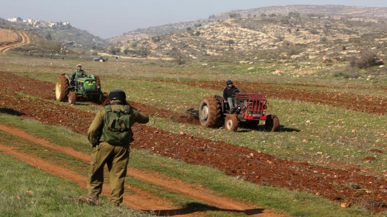 جنين : مستعمرون يمنعون مزارعين من حراثة أراضيهم في كفر راعي جنوب جنين