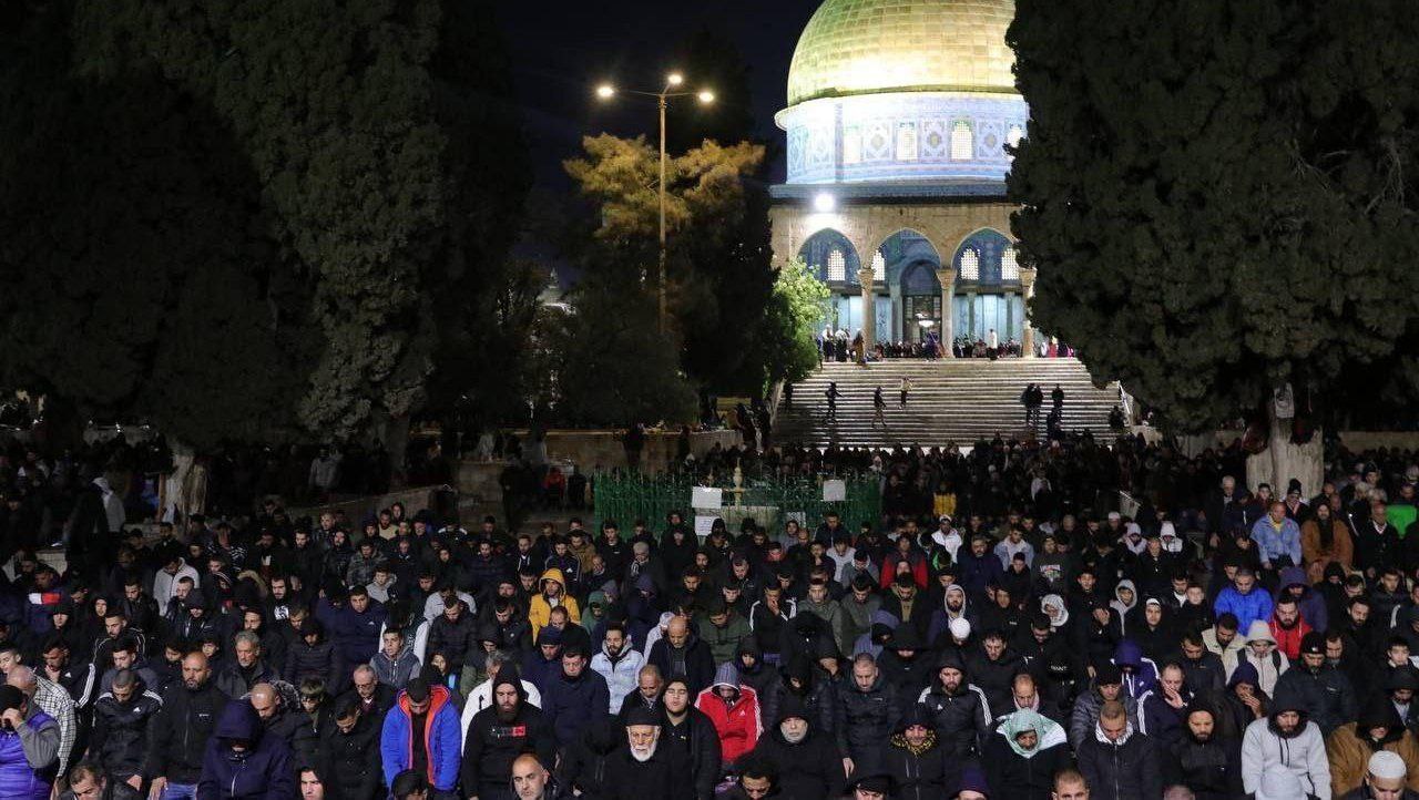 القدس-150 ألف مصل يؤدون العشاء والتراويح في المسجد الأقصى المبارك