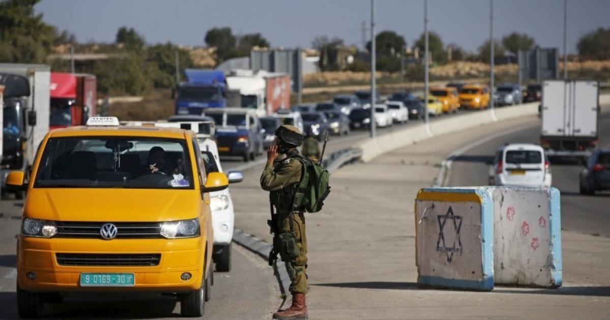 الاحتلال ينصب حاجزين عند مدخل حزما شمال شرق القدس