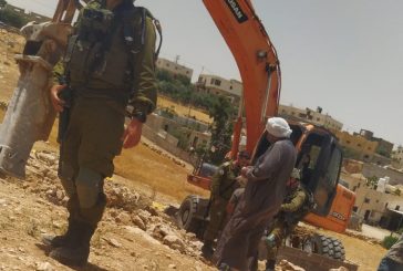 الخليل-الاحتلال يوقف العمل ببناء منزل ويستولي على حفار بمسافر يطا