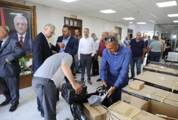 محافظ طولكرم يتسلم كراسي كهربائية مخصصة لذوي الإعاقة