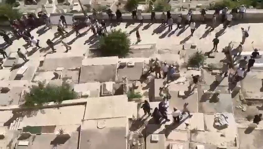 القدس-“مجلس أوقاف القدس” يستنكر اقتحام متطرفين يهود مقبرة باب الرحمة وتدنيسها