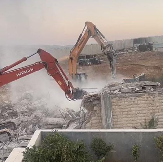 القدس : الاحتلال يهدم منازل ومنشآت في بلده عناتا