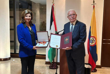 باسم الرئيس: المالكي يقلد وزيرة خارجية كولومبيا السابقة نجمة الاستحقاق من وسام دولة فلسطين