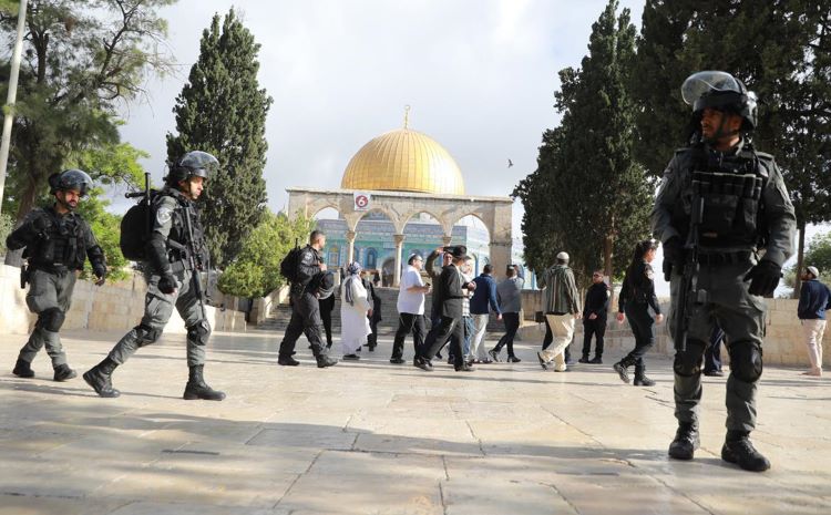 القدس : مئات المستعمرين يقتحمون الأقصى