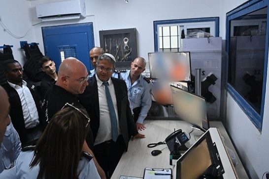 قوات القمع تقتحم سجن 