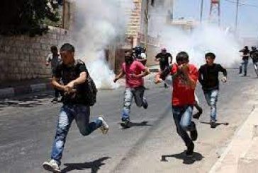 الخليل : إصابة شاب بالرصاص الحي والعشرات بالاختناق في قمع الاحتلال مسيرة طلابية في اذنا