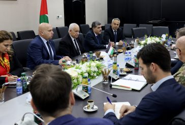 وزير الداخلية يلتقي وزيرة الدفاع الهولندية ويبحث معها سبل التعاون المشترك