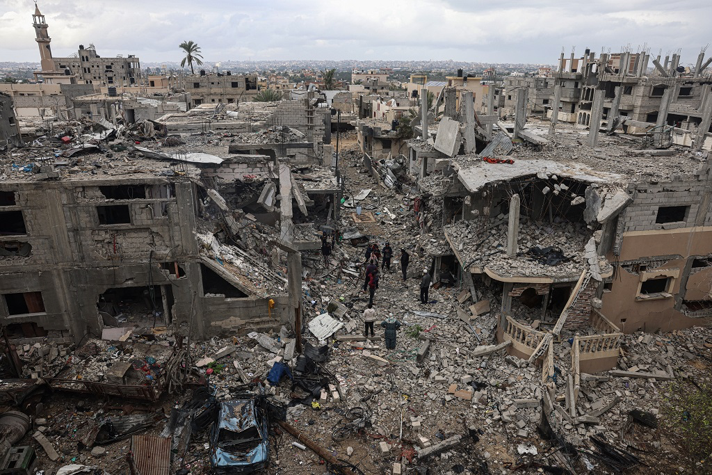 غزة : 15 شهيدا بقصف استهدف منزلا بمدينة دير البلح وسط قطاع غزة