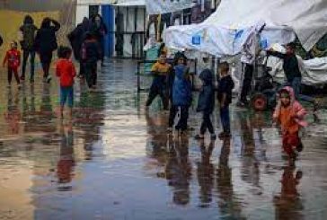 غرق عشرات مراكز الإيواء في قطاع غزة بفعل مياه الأمطار الغزيرة