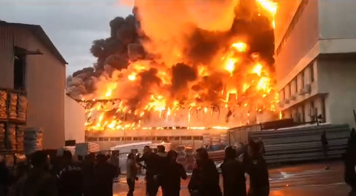 الخليل-حريق ضخم في مصنع للمواد البلاستيكية بمدينة الخليل