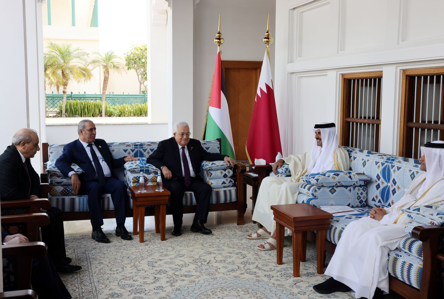 الرئيس يجتمع مع أمير دولة قطر ويبحث معه الجهود المبذولة لوقف العدوان على شعبنا