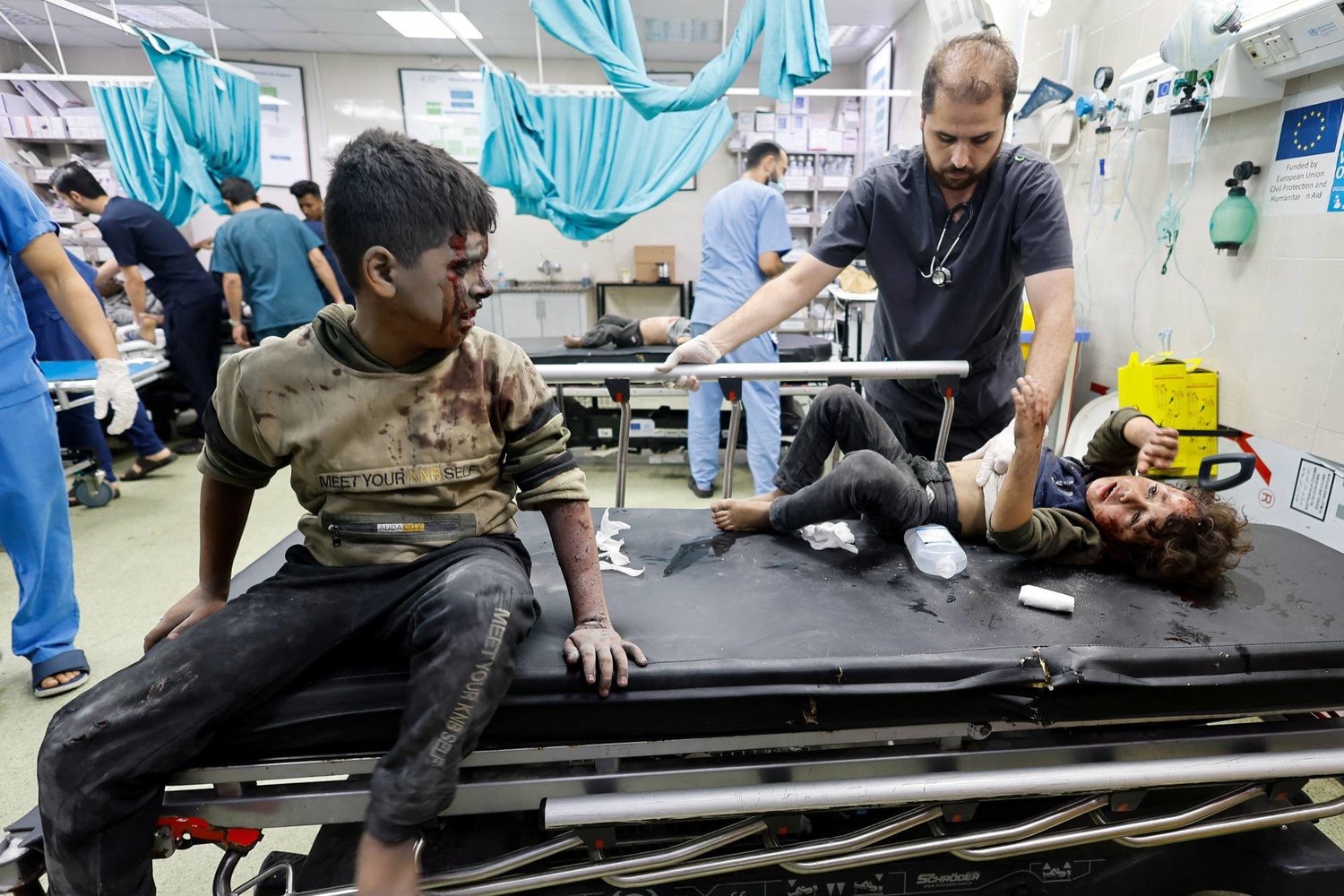 غزة : الاحتلال يقتحم مجمع ناصر الطبي في خان يونس ويحوله إلى ثكنة عسكرية