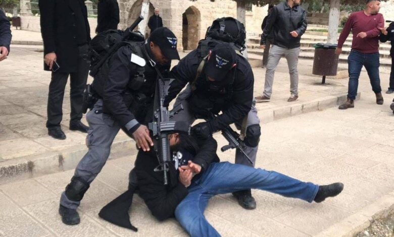 القدس : الاحتلال يعتدي على المصلين عند باب الأسباط ويعتقل امرأة وشابا