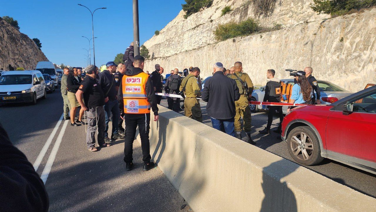 القدس : استشهاد شقيقين وإصابة آخر برصاص الاحتلال قرب بلدة العيزرية