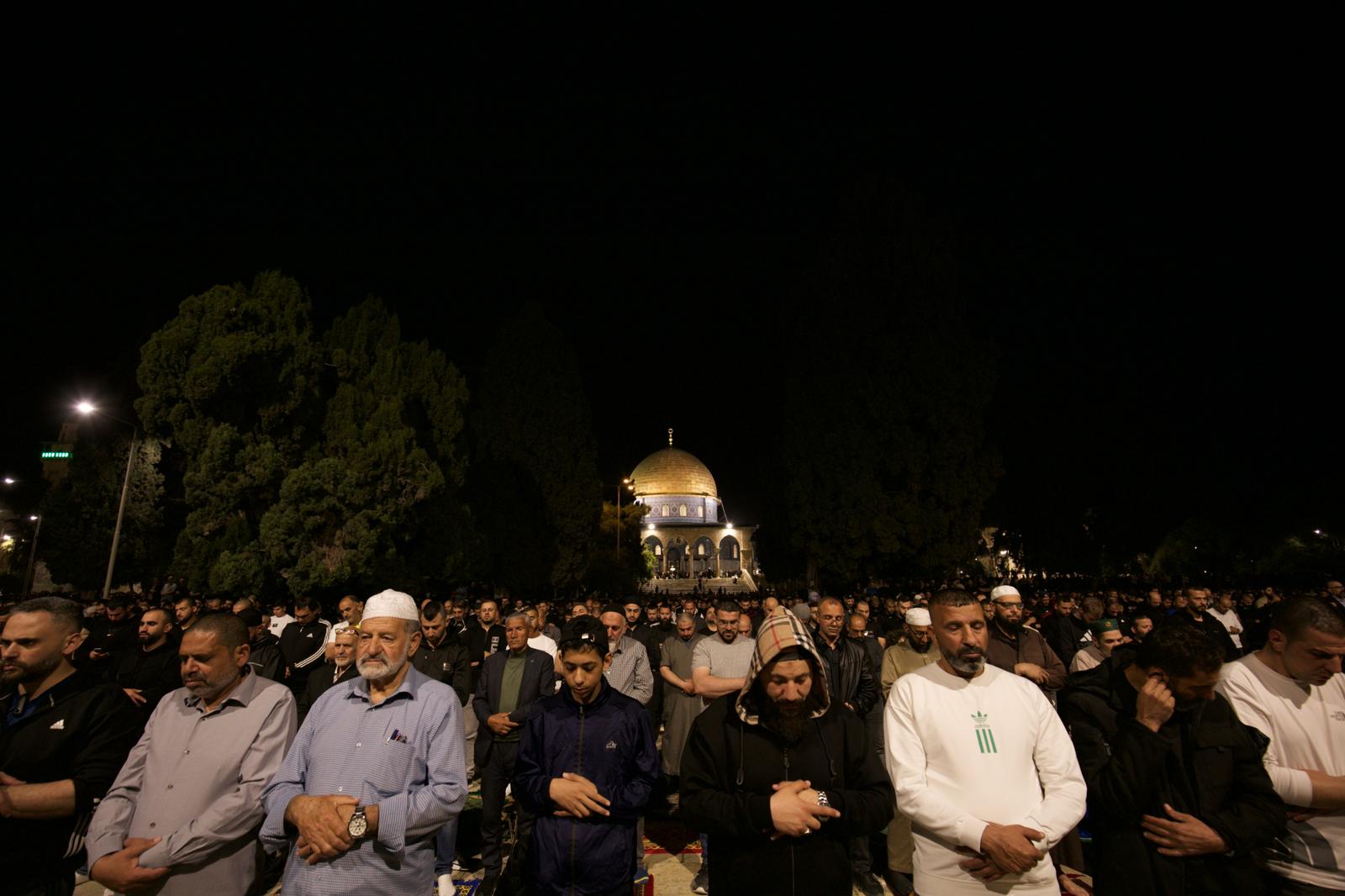 القدس-40 ألف مواطن يؤدون صلاتي العشاء والتراويح في المسجد الأقصى