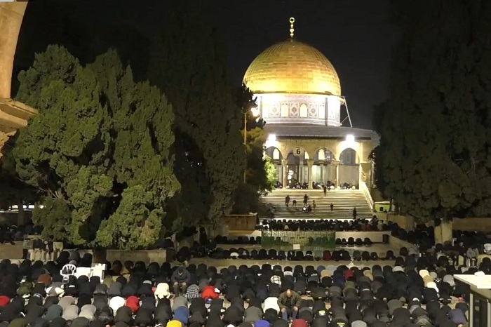 50 ألفا يؤدون صلاتي العشاء والتراويح في المسجد الأقصى
