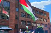 طلبة يرفعون علم فلسطين على سارية طويلة وسط جامعة جورج واشنطن