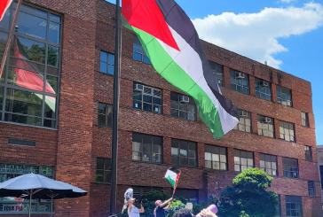 طلبة يرفعون علم فلسطين على سارية طويلة وسط جامعة جورج واشنطن