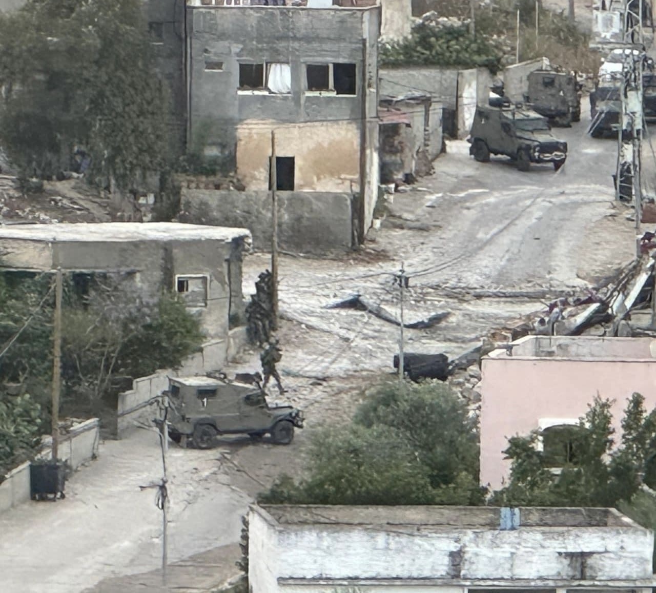 طولكرم: انتشال جثمان شهيد من داخل المنزل الذي هدمه الاحتلال في دير الغصون وسط دمار واسع في محيط المكان