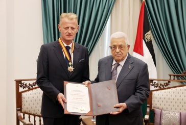 رام الله-الرئيس يقلد ممثل بولندا لدى فلسطين نجمة الصداقة من وسام الرئيس