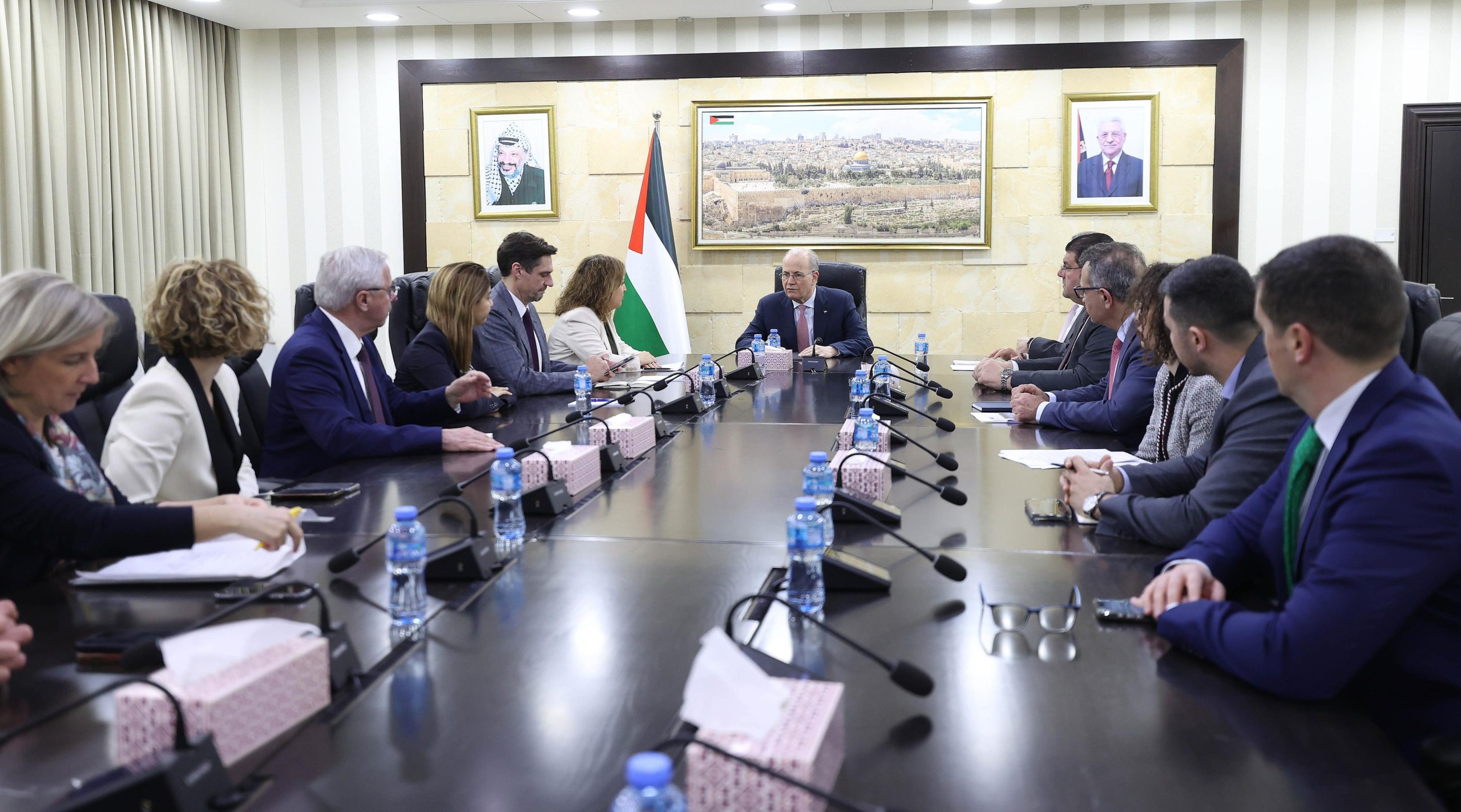 رئيس الوزراء يطلع وفدا من البرلمان الأوروبي على تطورات الأوضاع في فلسطين