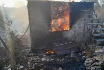 مستعمرون يحرقون غرفه زراعية في بلدة يطا