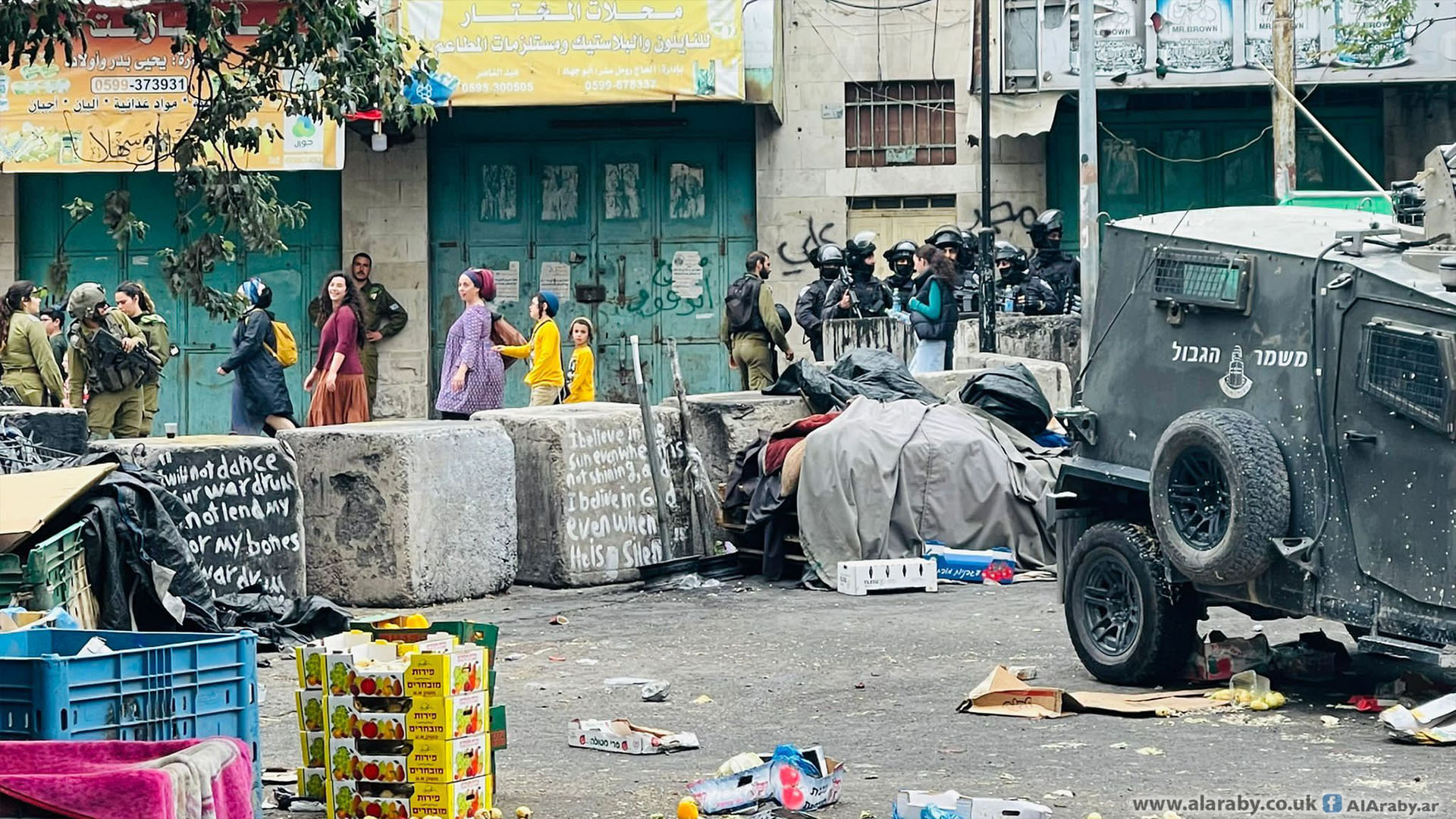 الخليل- إصابة مواطن في اعتداء مستوطنين بالبلدة القديمة بالخليل