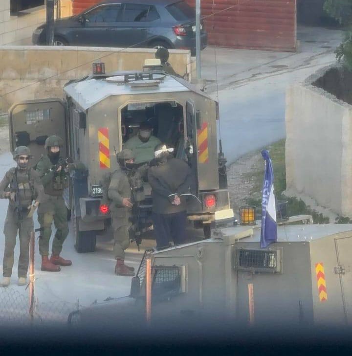 الاحتلال يحتجز عددا من الشبان ويستولي على مركبات في بيت ريما