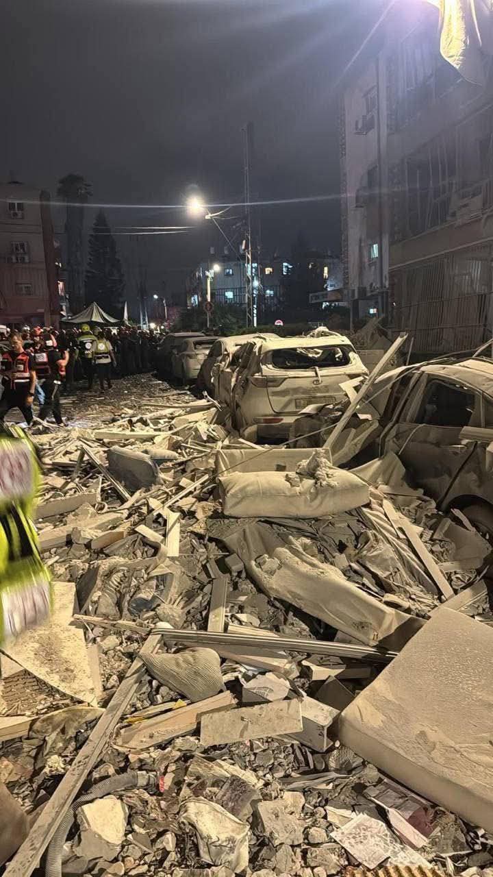 6 قتلى و240 مصابا بموجة قصف إيراني جديدة على وسط إسرائيل