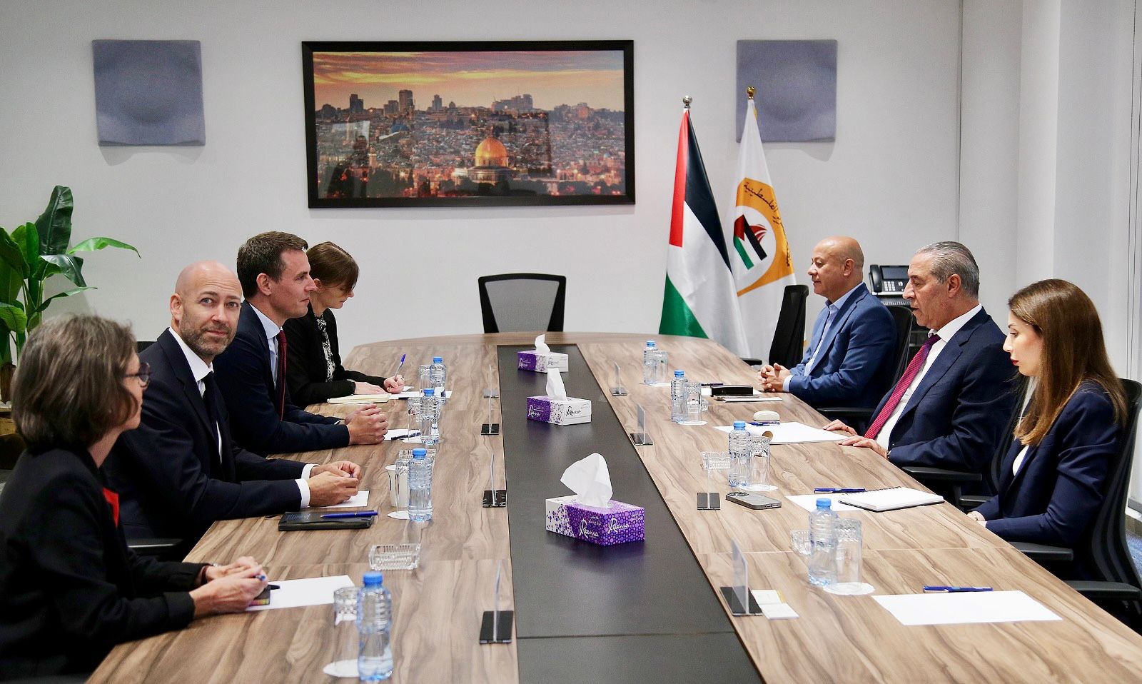 الشيخ يبحث مع وفد أوروبي وقف العدوان على غزة واعتداءات المستعمرين