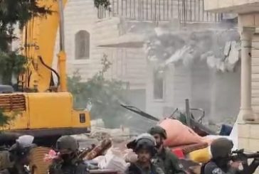 الاحتلال يهدم منزل الأسير نديم صبارنة في بلدة بيت أمر