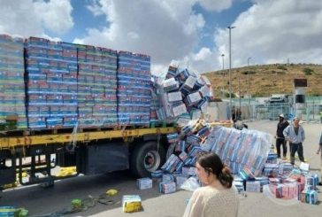 شاهد- مستوطنون يهاجمون شاحنات اغاثة متجهة لغزة غرب الخليل