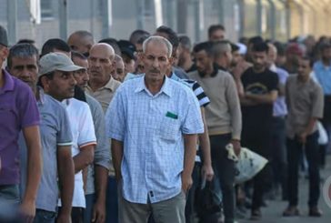 في ظل غياب الحكومة والنقابات- العمال ينتظرون قرارا اسرائيليا للعمل من جديد