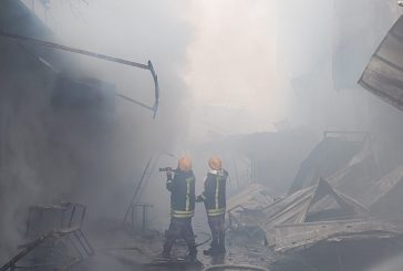 الدفاع المدني يسيطر على حريق ضخم في سوق الخضار برام الله