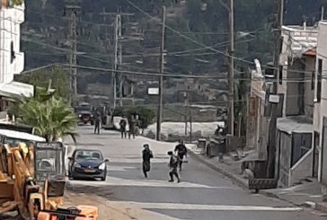 مستوطنون يجرفون اراض في بيت أمر