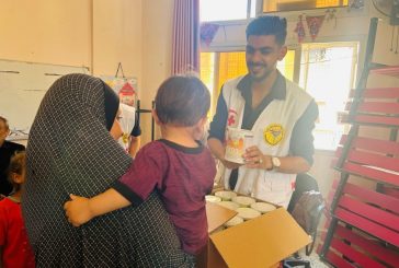جمعية الاغاثة الطبية الفلسطينية توزع آلاف عبوة حليب على أطفال غزة وشمالها