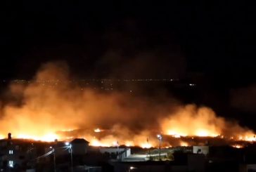 مستوطنون يضرمون النار في أراضي قصرة