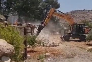 الاحتلال يهدم 