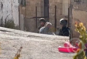 قوات الاحتلال تعتقل والدي وأشقاء منفذ عملية الدهس قرب الرملة