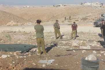 مستوطن يحاول نصب خيمة وسط منازل المواطنين في تجمع ام الخير بمسافر يطا