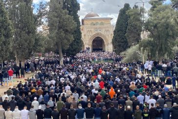 40 ألف مصل يؤدون صلاة الجمعة في الأقصى- منع وضرب